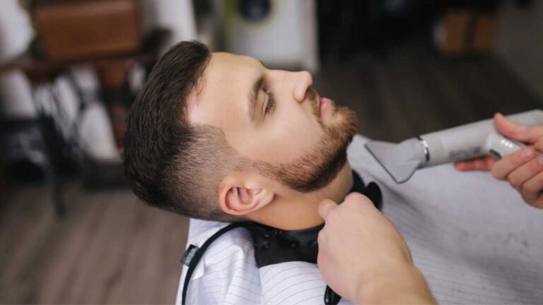 homem fazendo a barba