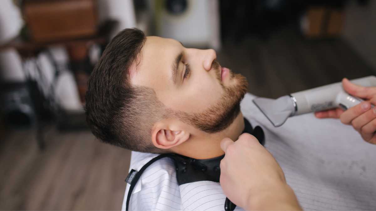homem fazendo a barba